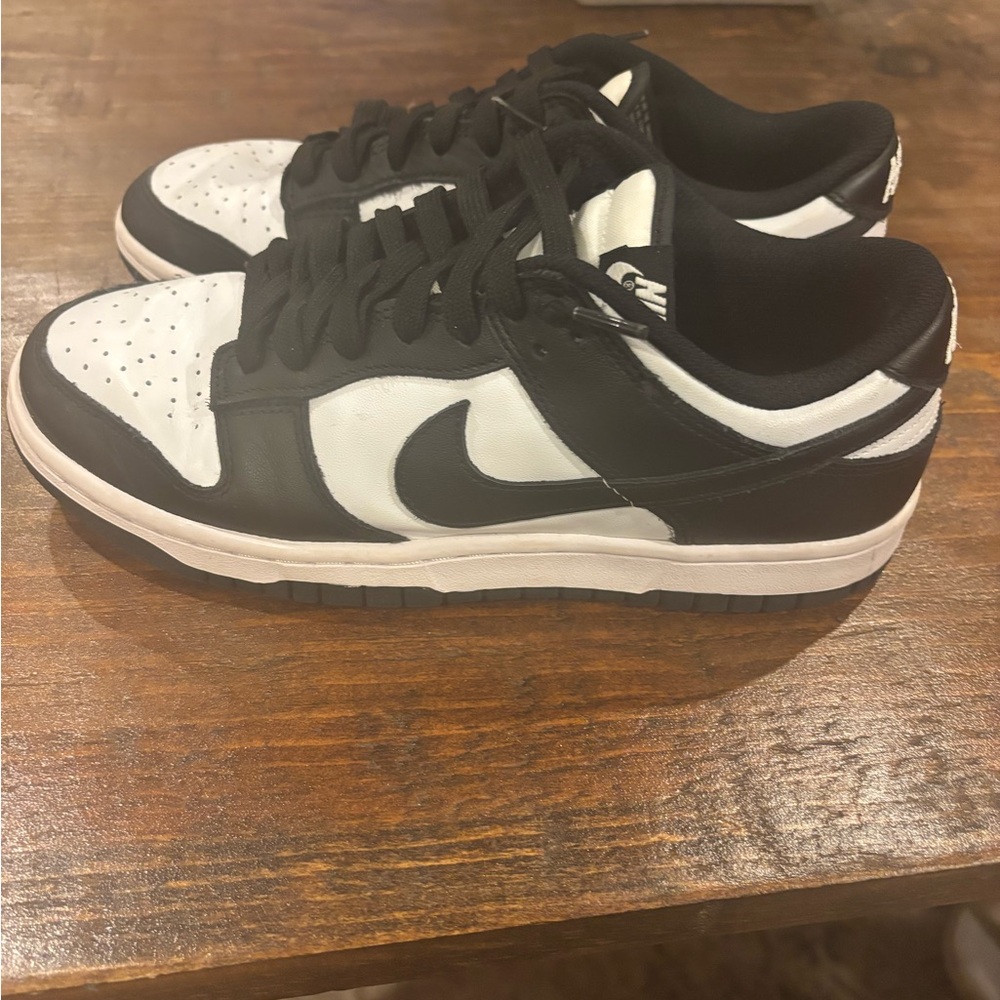 Nike Men's Black and White Low-Top Sneakers
